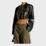 Rövid bőrkabát zsebekkel