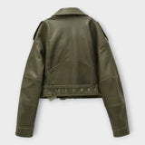 Modern Rövid Bőrkabát Övvel és Finom Esztétikával