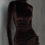 Gaia - Mini Fitted Ruha Csokoládé Bársonyból Magas Gallérral és Csipkés Szegéllyel