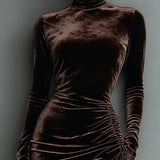 Isabella - Maxi Fitted Ruha Csokoládé Bársonyból Aszimmetrikus Csipkével