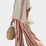 Lenyűgöző, piros csíkos, természetes textúrájú, két részes Daisy öltöny