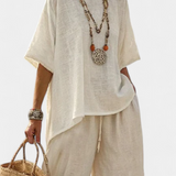 Teljesen minimalista Daisy természetes árnyalatokban, volán blúzzal és széles nadrággal az egyszerű és elegáns stílusért